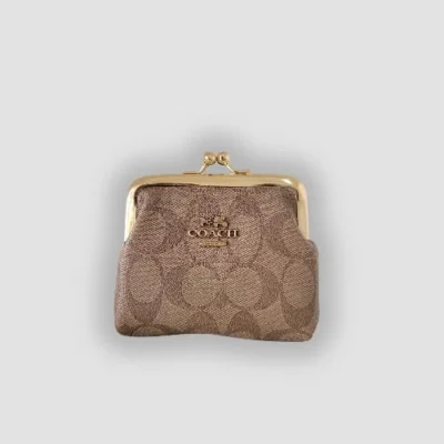 monedero beige con broche