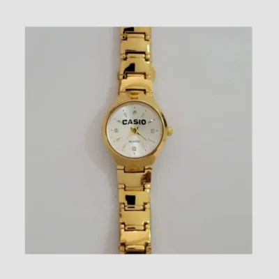 Reloj pequeño dorado